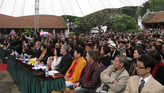 Đông đảo thi sĩ, văn nhân, du khách trong, ngoài nước cùng nhân dân đến tham dự Ngày thơ Việt Nam sáng 5 - 2. Đông đảo thi sĩ, văn nhân, du khách trong, ngoài nước cùng nhân dân đến tham dự Ngày thơ Việt Nam sáng 5 - 2