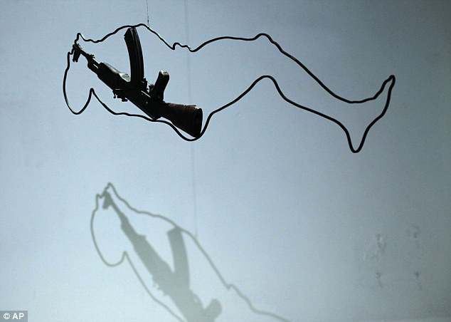 Khẩu AK-47 này được đặt giữa khung của hình người 