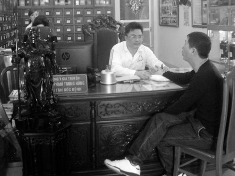 Lương y Phạm Trọng Hùng khám cho bệnh nhân