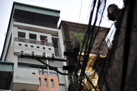 Cảnh sát PPCC tiếp cận đám cháy từ các nhà kế bên để dập lửa.