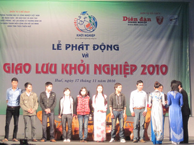 Trao học bổng cho sinh viên tại lễ phát động