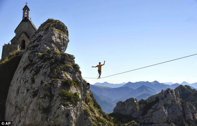 Cần có sự cân bằng khi đi trên dây này 