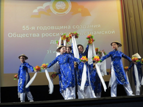 Nữ sinh một trường phổ thông ở Mátxcơva biểu diễn tiết mục Múa Việt Nam