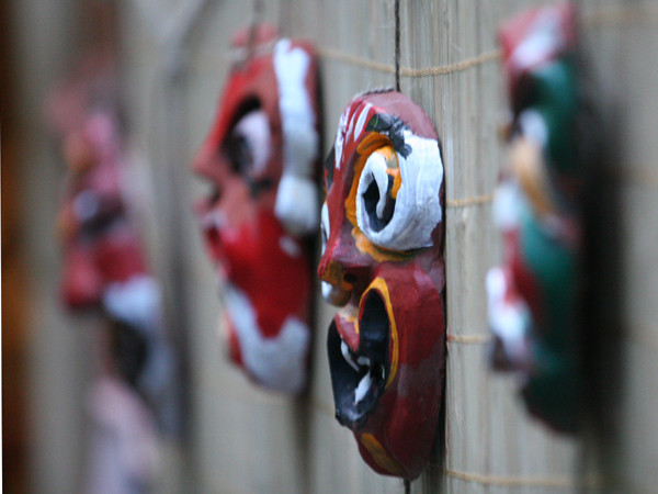 Và những sản phẩm từ đất nặn như: mặt nạ