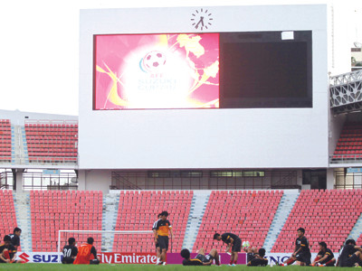 Các cầu thủ VN làm quen sân Rajamangala trước ngày thi đấu Ảnh: VSI 