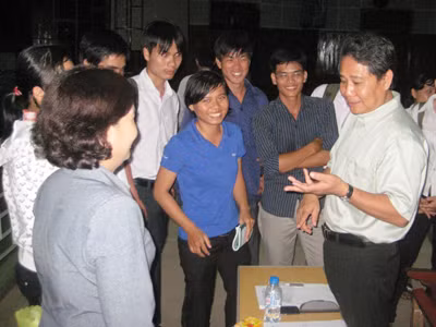 Bạn trẻ trao đổi ý tưởng kinh doanh với doanh nghiệp . Bạn trẻ trao đổi ý tưởng kinh doanh với doanh nghiệp