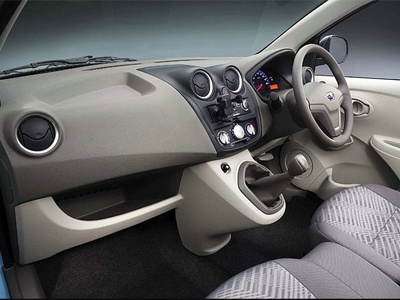 Nội thất sử dụng ghế bọc nỉ và cũng có khá nhiều hốc đựng đồ