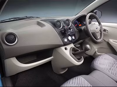 Nội thất sử dụng ghế bọc nỉ và cũng có khá nhiều hốc đựng đồ
