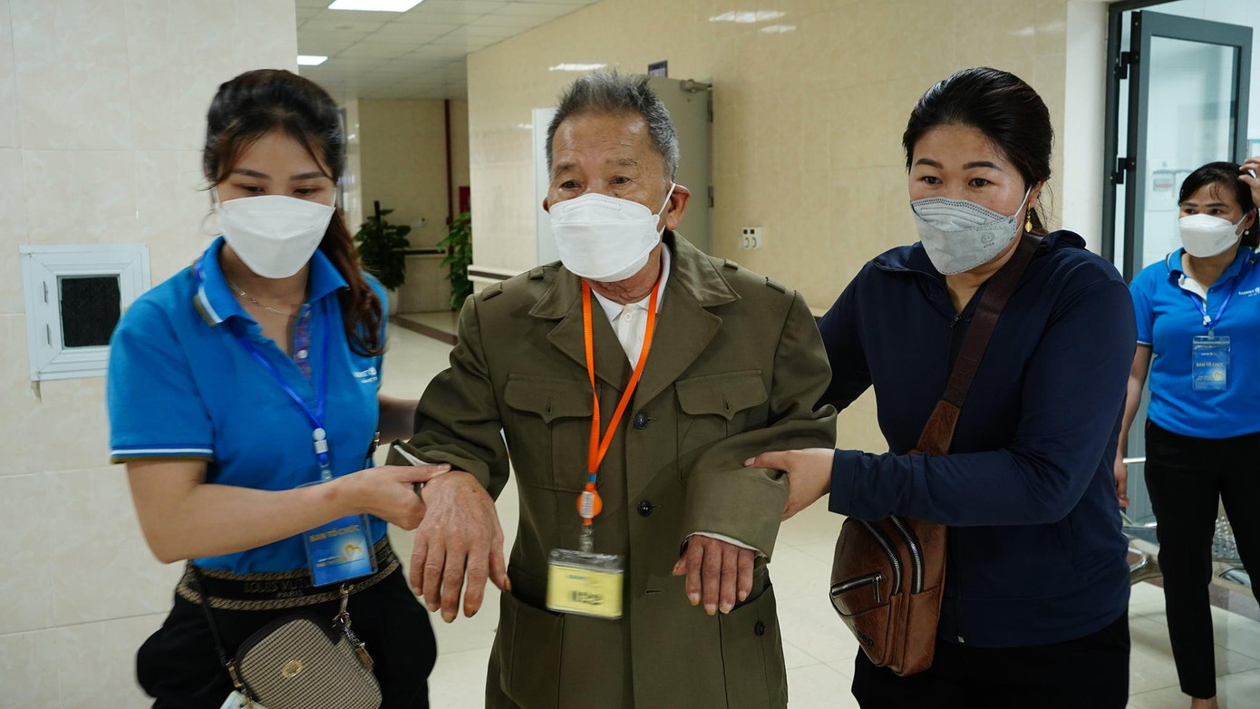 Nhân viên bảo hiểm giúp đỡ khách hàng trong quá trình khám chữa bệnh tại bệnh viện