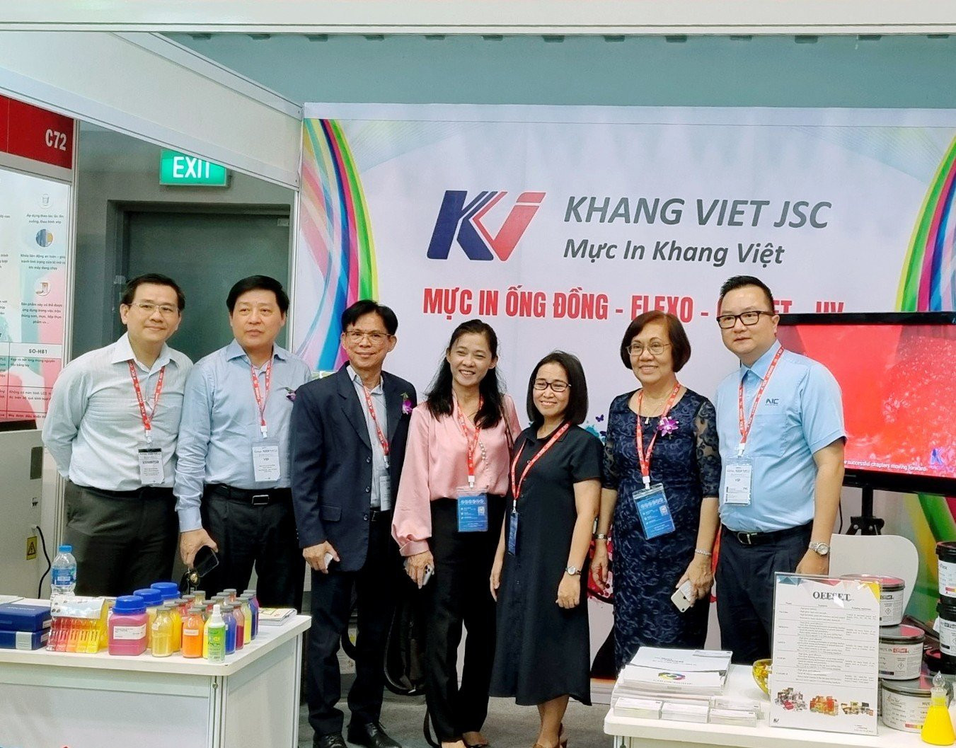 Đoàn Lãnh đạo Hiệp hội VPIA tham quan gian hàng công ty Khang Việt