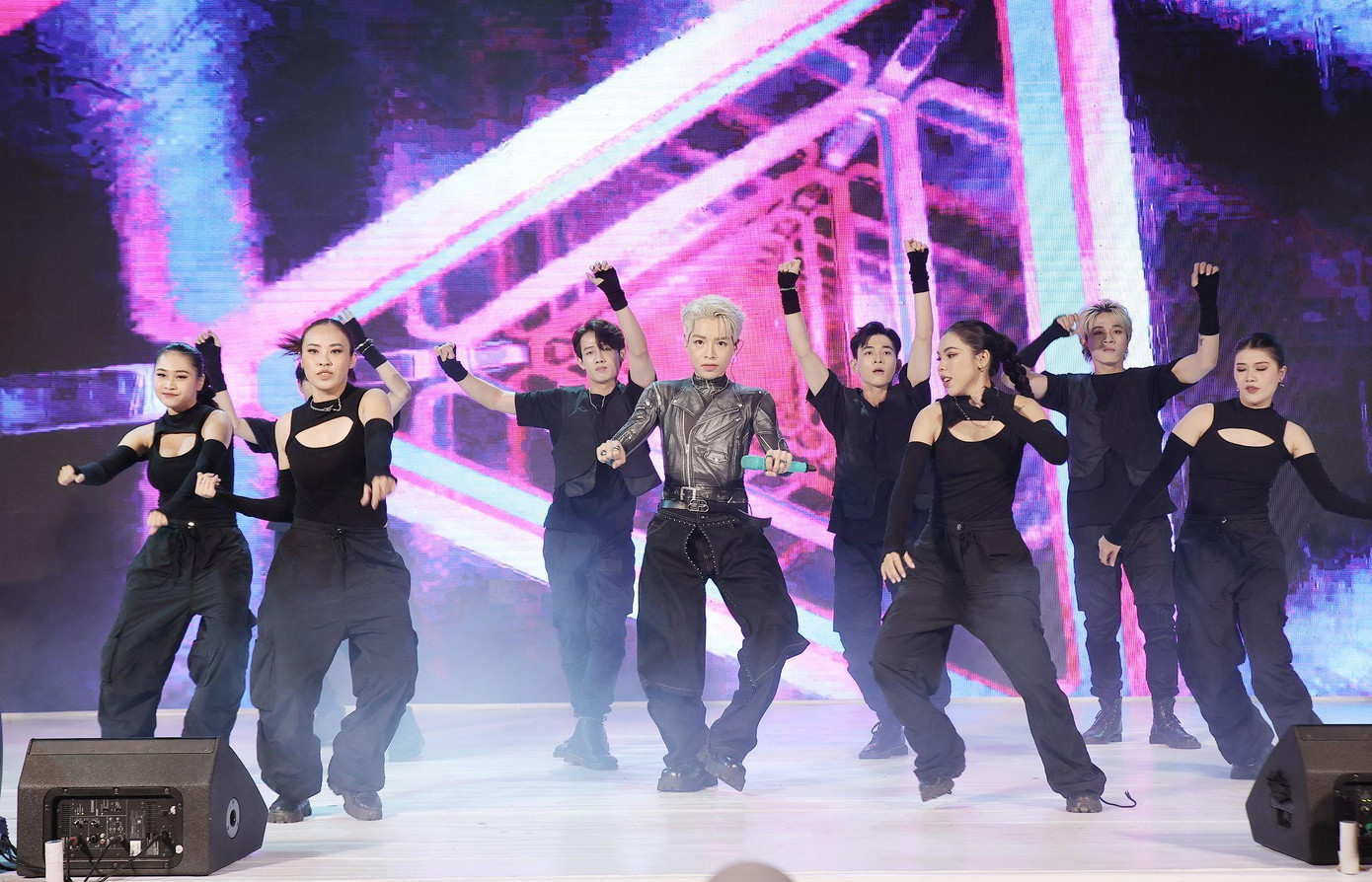 Nam ca sĩ có màn trình diễn ấn tượng tại đêm tiệc Mailisa 25 năm thành lập