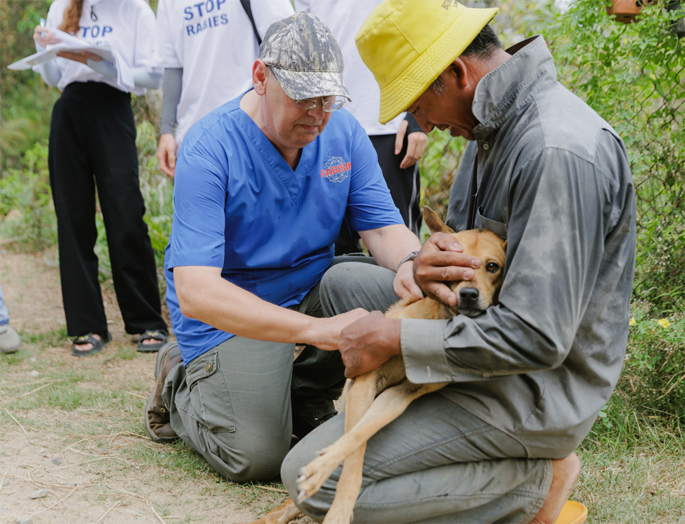 Tiến sĩ Torsten Hardge, Giám đốc Công ty Thuốc Thú Y Boehringer Ingelheim Việt Nam trong chiến dịch đẩy lùi bệnh dại tại Long An