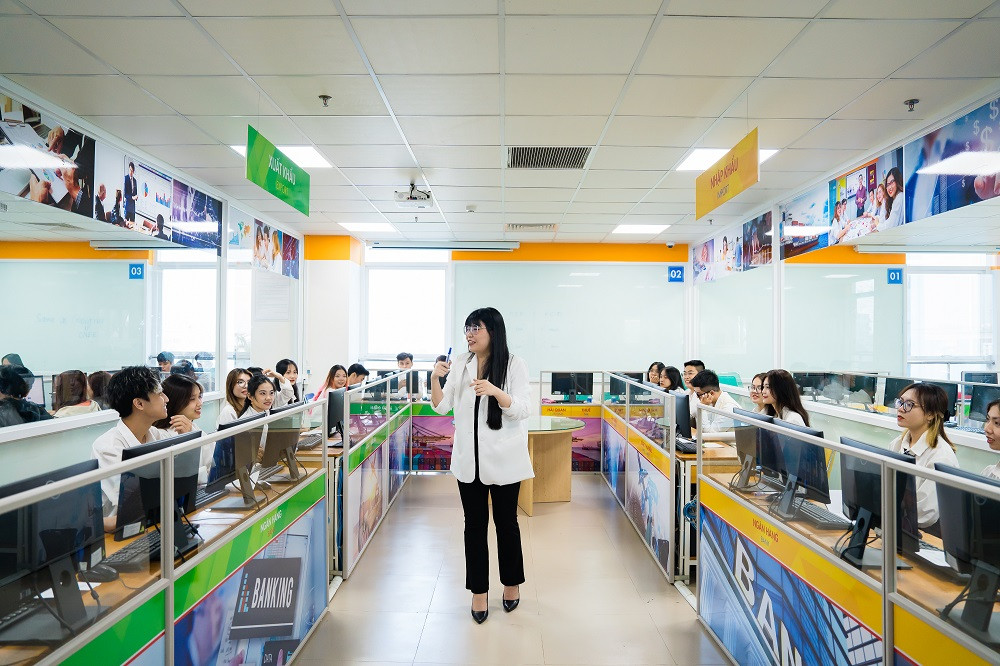 Giờ học thực hành mô phỏng của sinh viên Logistics tại HUTECH