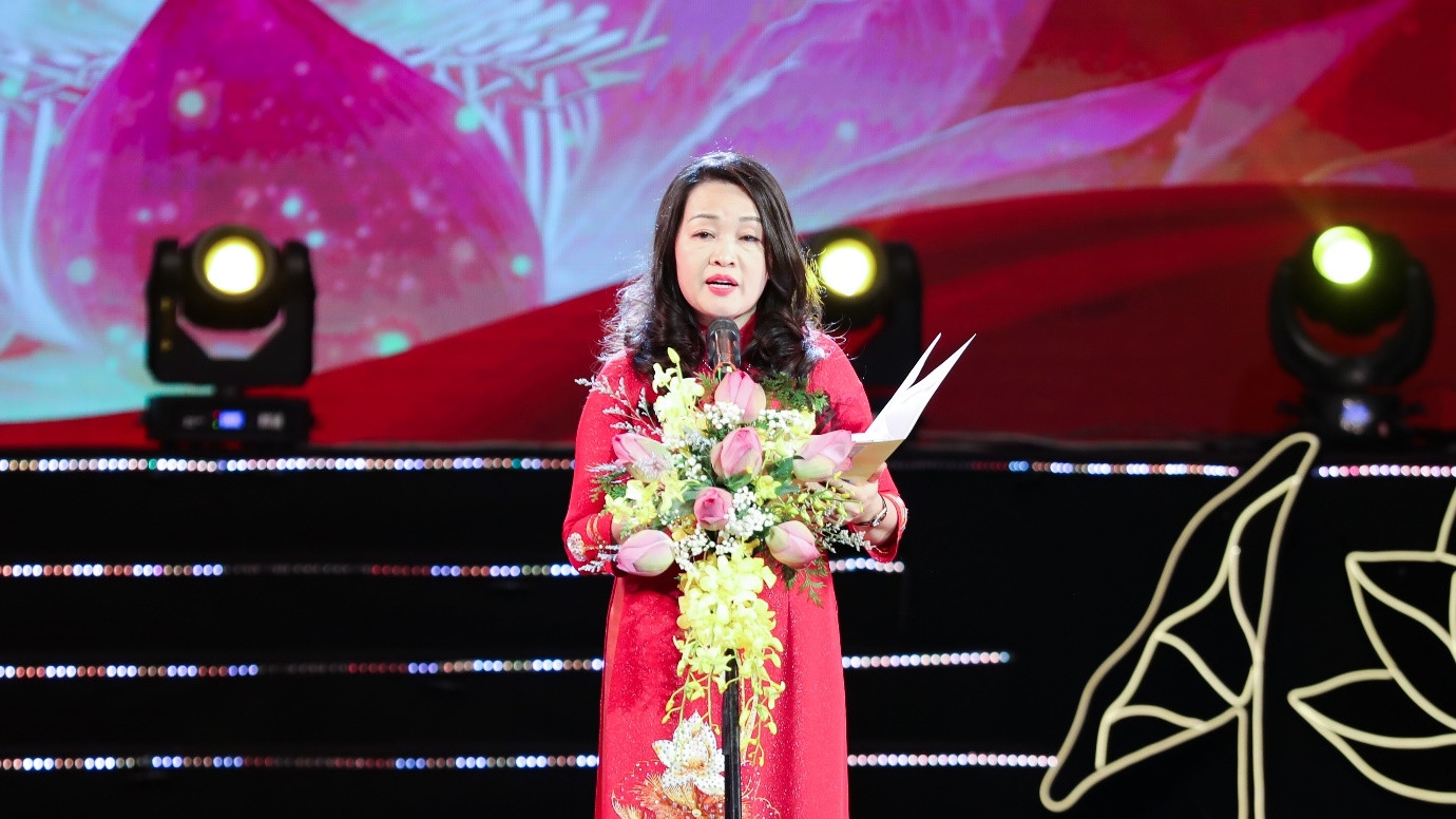 Bí thư Đảng ủy, Tổng Biên tập Báo Đại biểu Nhân dân, Trưởng Ban tổ chức Chương trình - Bà Phạm Thị Thanh Huyền phát biểu khai mạc chương trình. Bí thư Đảng ủy, Tổng Biên tập Báo Đại biểu Nhân dân, Trưởng Ban tổ chức Chương trình - Bà Phạm Thị Thanh Huyền phát biểu khai mạc chương trình.