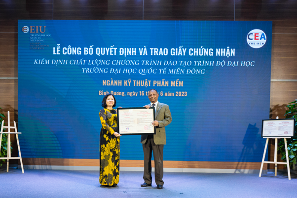 PGS.TS Lê Ngọc Quỳnh Lam - Giám đốc Trung tâm Kiểm định chất lượng giáo dục ĐHQG-HCM trao Giấy chứng nhận kiểm định chất lượng chương trình đào tạo trình độ đại học đến ngành Kỹ thuật phần mềm EIU