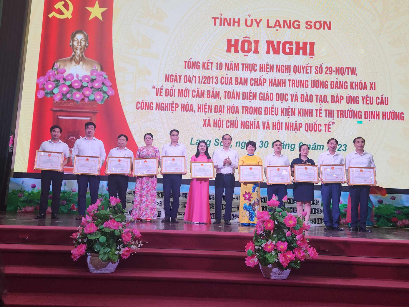 Khen thưởng các tập thể, cá nhân có thành tích xuất sắc. Ảnh: Duy Chiến