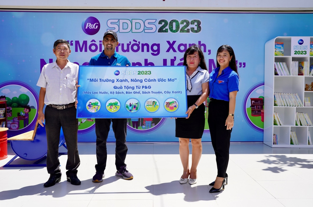 Đại diện nhà máy P&amp;G Bình Dương trao tặng các thiết bị hỗ trợ giáo dục cho đại diện Trường tiểu học Mũi Né 1 (Phan Thiết, Bình Thuận)