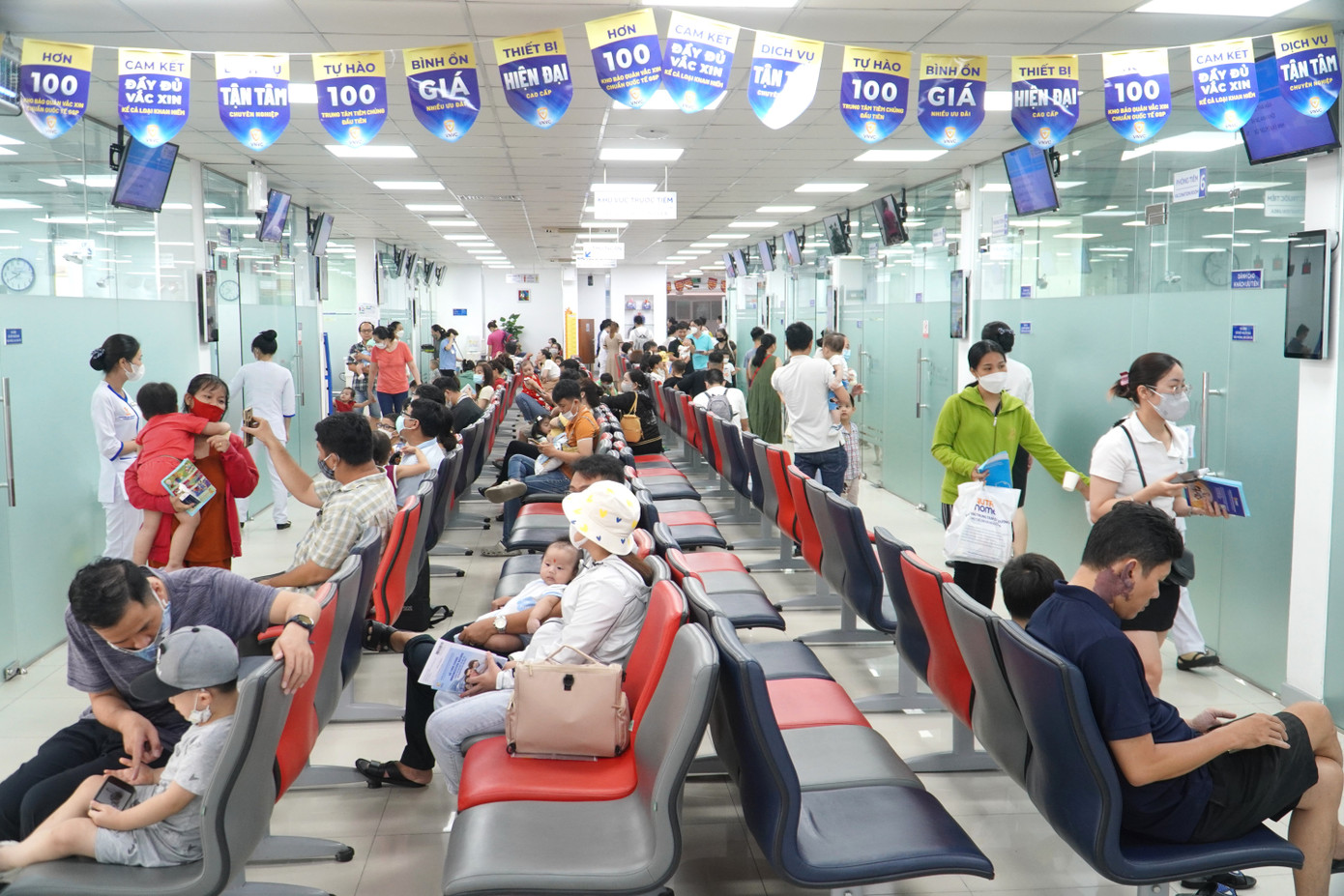 VNVC tiêm chủng xuyên suốt phục vụ người dân, không lo bị gián đoạn hoạt động nhờ có các phương án điện dự phòng. Ảnh: VNVC