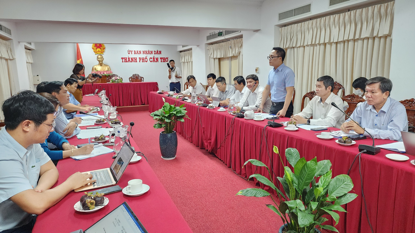 Đại diện Tận đoàn Điện lực Việt Nam, Tổng Cty Điện lực miền Nam làm việc với với UBND TPCần Thơ về tình hình khó khăn trong cung cấp điện và các chương trình Tiết kiệm điện