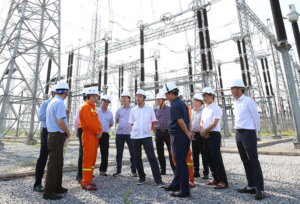 Đoàn công tác nghe báo cáo công tác vận hành tại Trạm biến áp 500kV Nghi Sơn