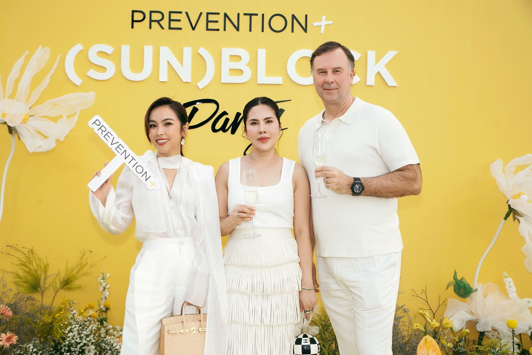 CEO Thúy Phan (Đứng giữa ) và CEO Sennen Pamich IMAGE SkincareInternation (ngoài cùng bên phải) tại sự kiện. CEO Thúy Phan (Đứng giữa ) và CEO Sennen Pamich IMAGE SkincareInternation (ngoài cùng bên phải) tại sự kiện.