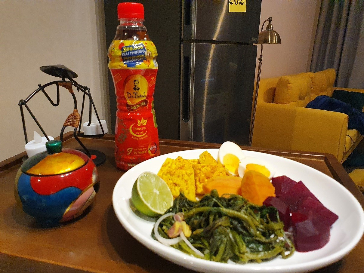 Bên cạnh việc ôn luyện bài vở, nhiều bạn trẻ chủ động giữ gìn sức khỏe, ăn uống healthy để chuẩn bị tốt nhất cho kỳ thi với nhiều rau xanh và Trà thanh nhiệt Dr Thanh. Bên cạnh việc ôn luyện bài vở, nhiều bạn trẻ chủ động giữ gìn sức khỏe, ăn uống healthy để chuẩn bị tốt nhất cho kỳ thi với nhiều rau xanh và Trà thanh nhiệt Dr Thanh.