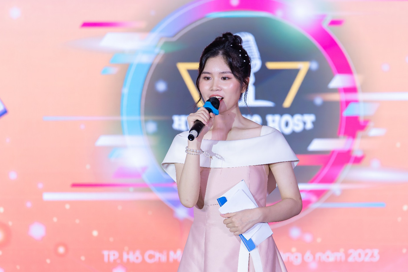 Sinh viên thể hiện năng khiếu MC tại cuộc thi “HUTECH’S HOST”