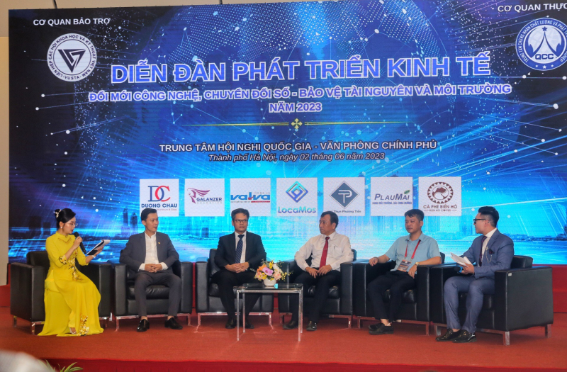 Founder Quyết Vũ (ngồi thứ 2 từ trái sang) cùng các đại biểu tham gia thảo luận tại diễn đàn. Founder Quyết Vũ (ngồi thứ 2 từ trái sang) cùng các đại biểu tham gia thảo luận tại diễn đàn.