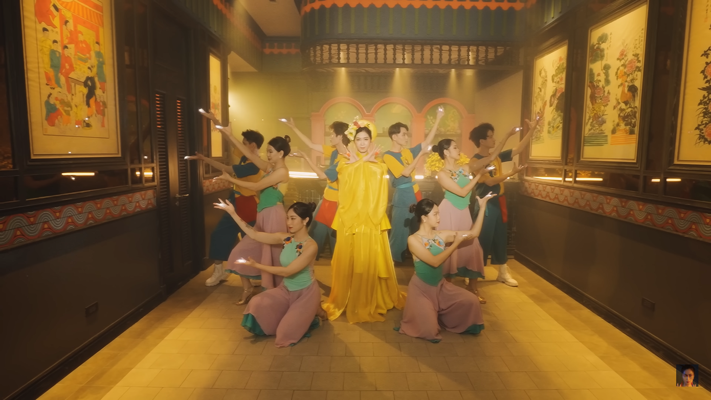 Khách sạn chủ đề tranh Hàng Trống là bối cảnh chính ghi hình MV Xẩm Hà Nội. Ảnh: Chụp màn hình Khách sạn chủ đề tranh Hàng Trống là bối cảnh chính ghi hình MV Xẩm Hà Nội. Ảnh: Chụp màn hình