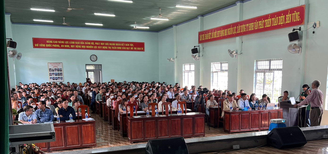 Chuyên gia cung cấp thông tin trồng dâu nuôi tằm giống lai mới cho người dân huyện Lâm Hà, tỉnh Lâm Đồng