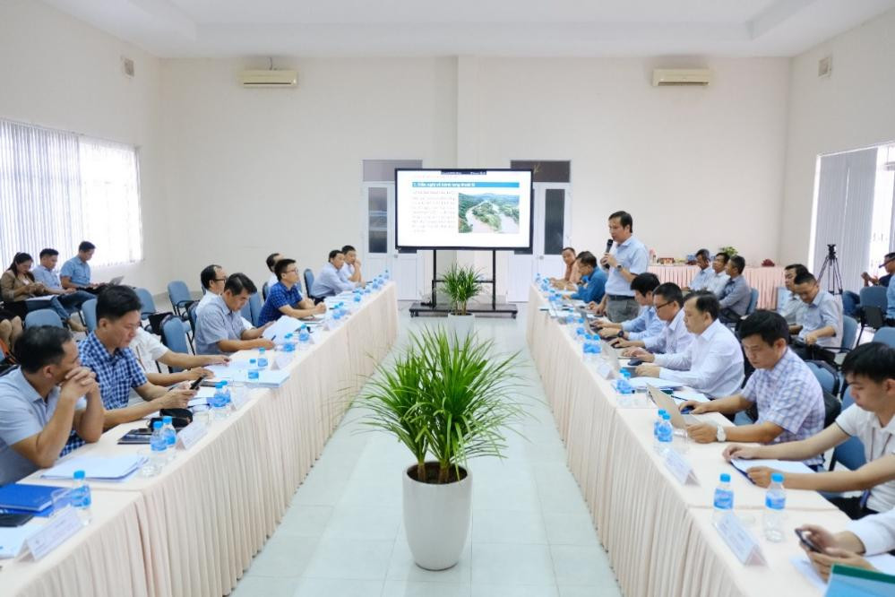 Ông Nguyễn Đức – Phó Giám đốc Công ty Thủy điện Buôn Kuốp phát biểu thảo luận