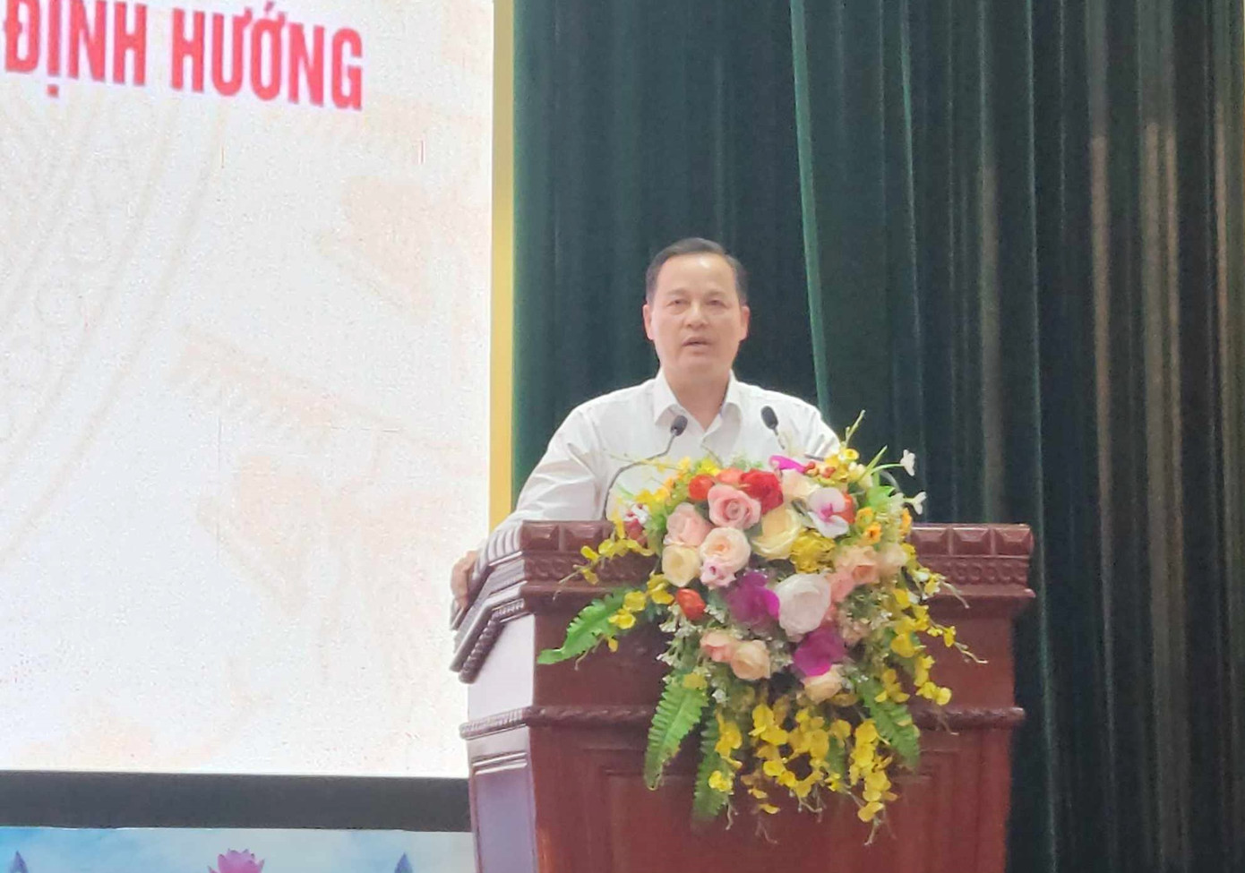 Đồng chí Phùng Quang Hội, Ủy viên Thường vụ tỉnh ủy, Trưởng Ban Tuyên giáo tỉnh ủy Lạng Sơn phát biểu tại hội nghị. Ảnh: Duy Chiến