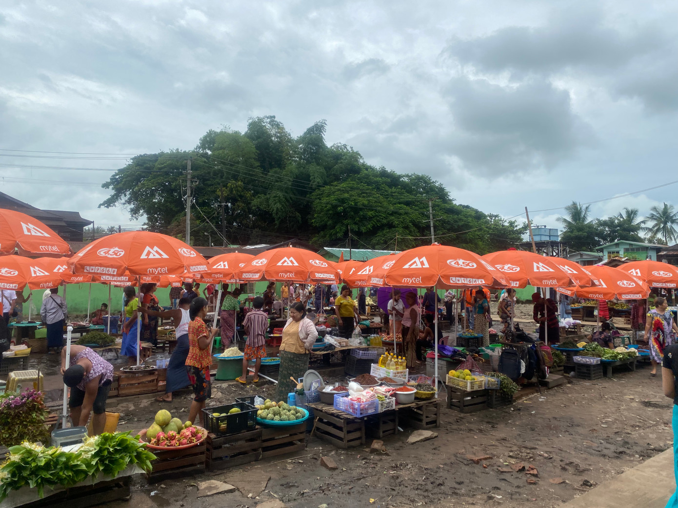 Chợ dân sinh tràn ngập sắc cam Mytel tại Myanmar. Chợ dân sinh tràn ngập sắc cam Mytel tại Myanmar.
