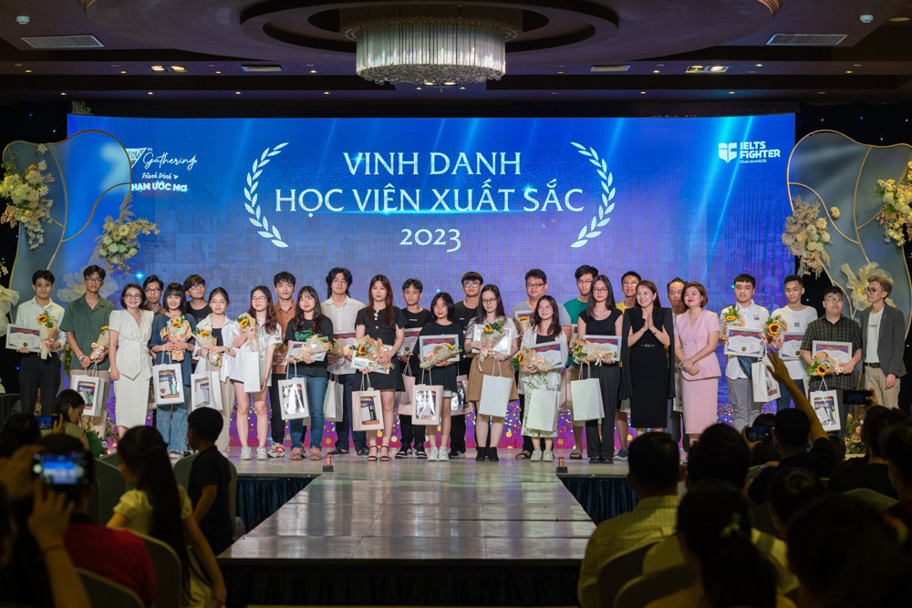 Ban lãnh đạo trao chứng nhận và quà tặng cho học viên đạt 7.0 IELTS trở lên trong quý 1 và quý 2 năm 2023.