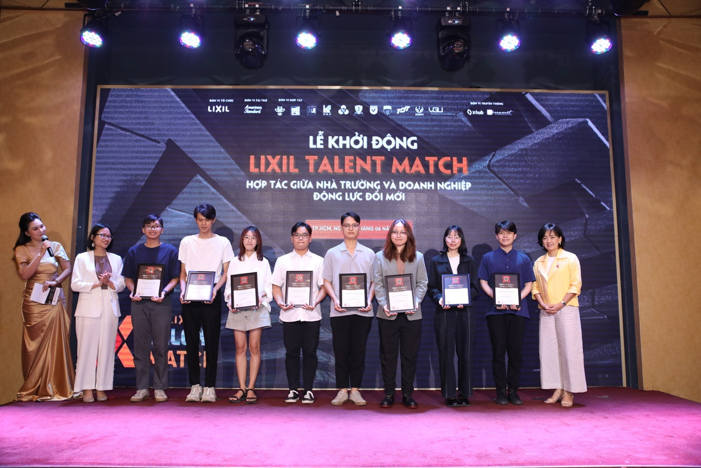 Sinh viên tài năng LIXIL Talent Match 2022 nhận chứng nhận hoàn thành của chương trình