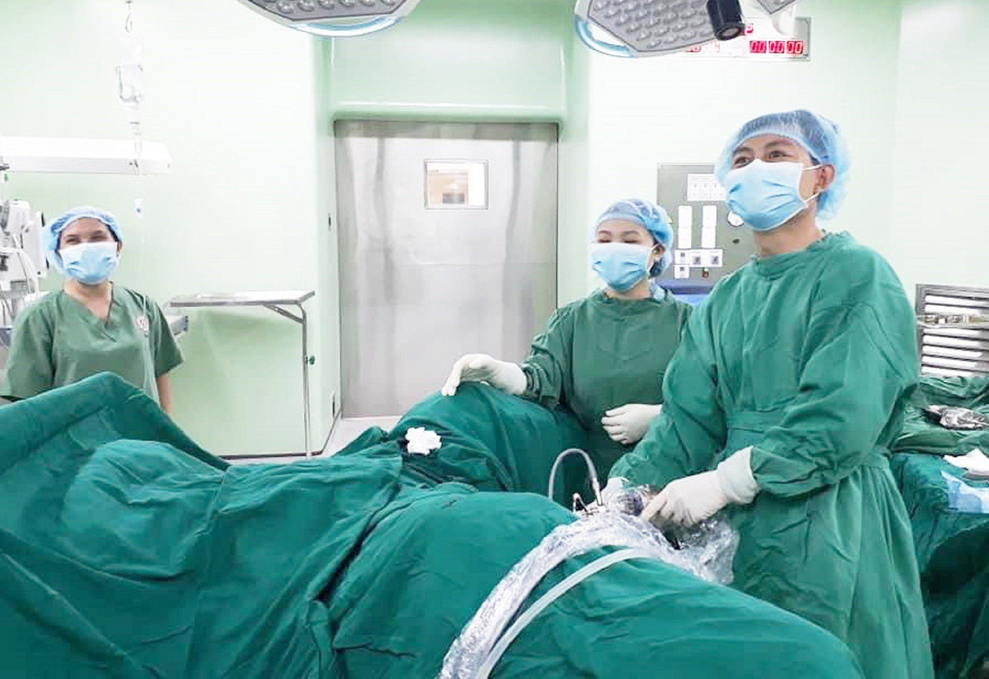 BS Xuân Bảo cùng ê kíp thực hiện kỹ thuật nội soi ngược dòng bằng ống soi mềm tán sỏi thận cho bệnh nhân BS Xuân Bảo cùng ê kíp thực hiện kỹ thuật nội soi ngược dòng bằng ống soi mềm tán sỏi thận cho bệnh nhân