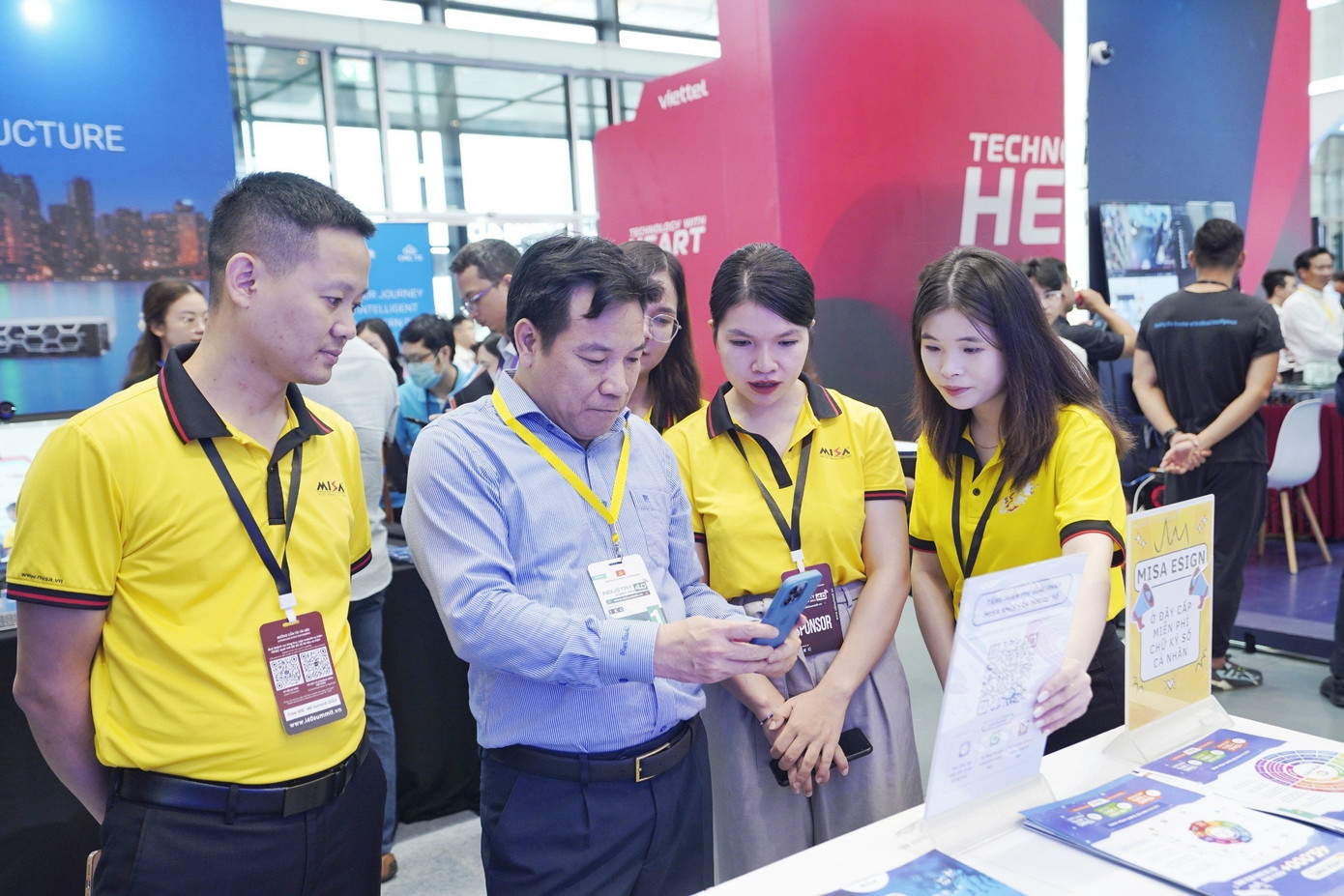 Trong khuôn khổ sự kiện, MISA triển khai chương trình tặng chữ ký số cá nhân MISA eSign và chương trình tặng 10.000 bộ giải pháp phần mềm MISA AMIS Văn phòng số cho các doanh nghiệp. Đây là hành động thiết thực của MISA để chung tay cùng người dân và doanh nghiệp chuyển đổi số một cách thực tế và rõ nét.