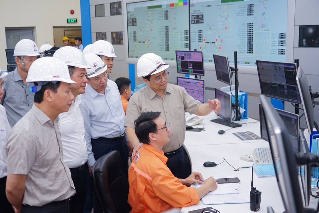 Thủ tướng Phạm Minh Chính động viên, giao nhiệm vụ cho cán bộ, công nhân, người lao động Nhà máy Nhiệt điện Quảng Ninh.