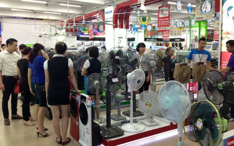 Khách hàng “đổ xô” đi mua quạt trước tình trạng nắng nóng