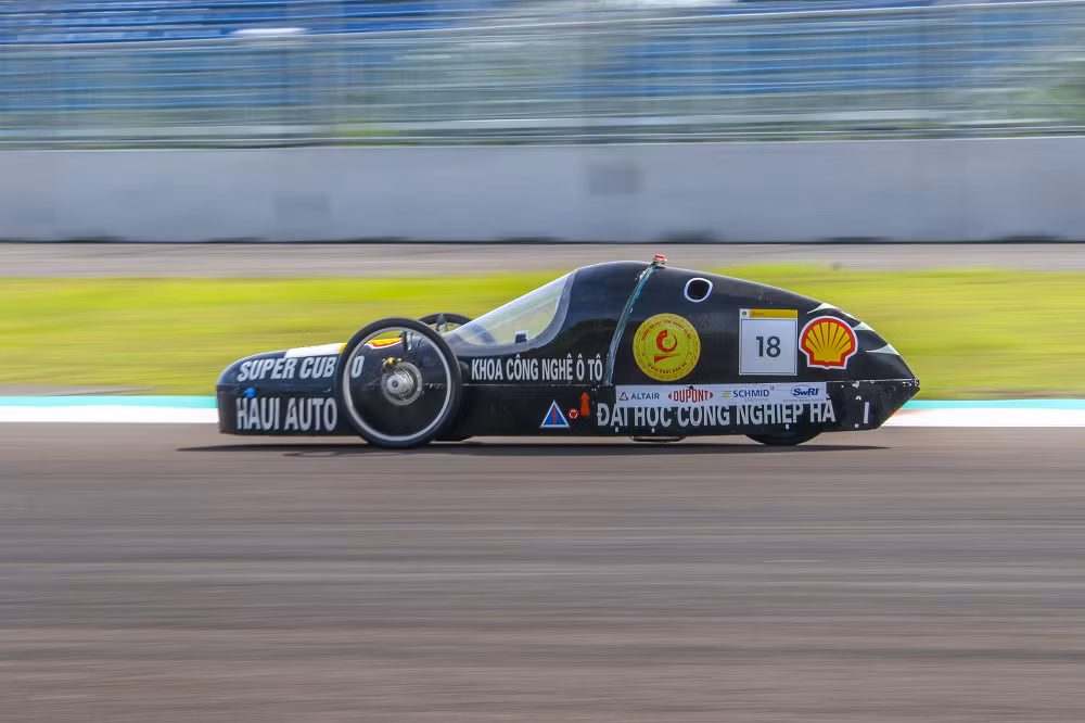 Chiếc xe tiết kiệm nhiên liệu của đội HAUI AUTO trên đường đua Shell Eco-Marathon, năm nay sẽ tham gia cuộc thi. Chiếc xe tiết kiệm nhiên liệu của đội HAUI AUTO trên đường đua Shell Eco-Marathon, năm nay sẽ tham gia cuộc thi.