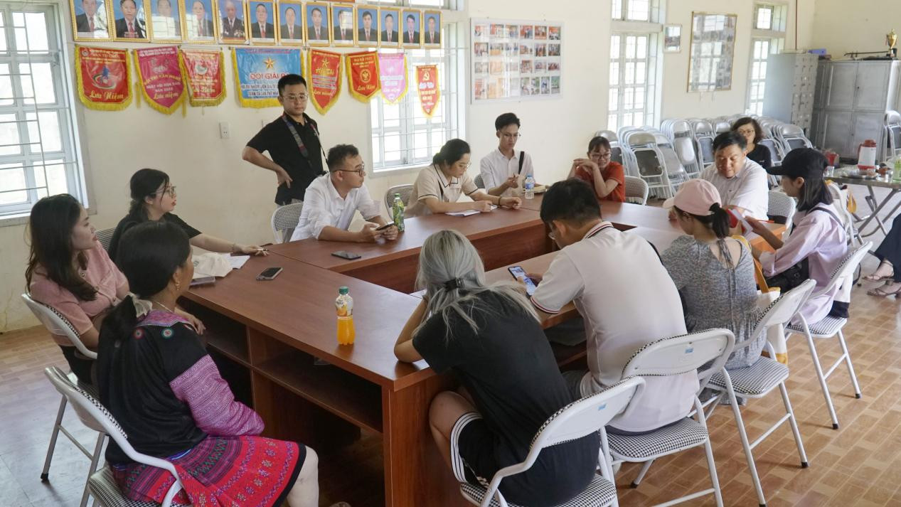 Chị R. chia sẻ với các phóng viên và mong muốn những phụ nữ người Mông dũng cảm thoát khỏi bạo lực như mình