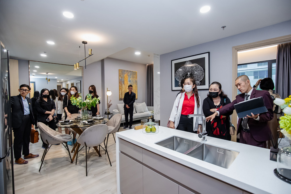 Khách tham quan ấn tượng với không gian sang trọng và bàn giao đầy đủ trang thiết bị nội thất quốc tế của Masteri Centre Point