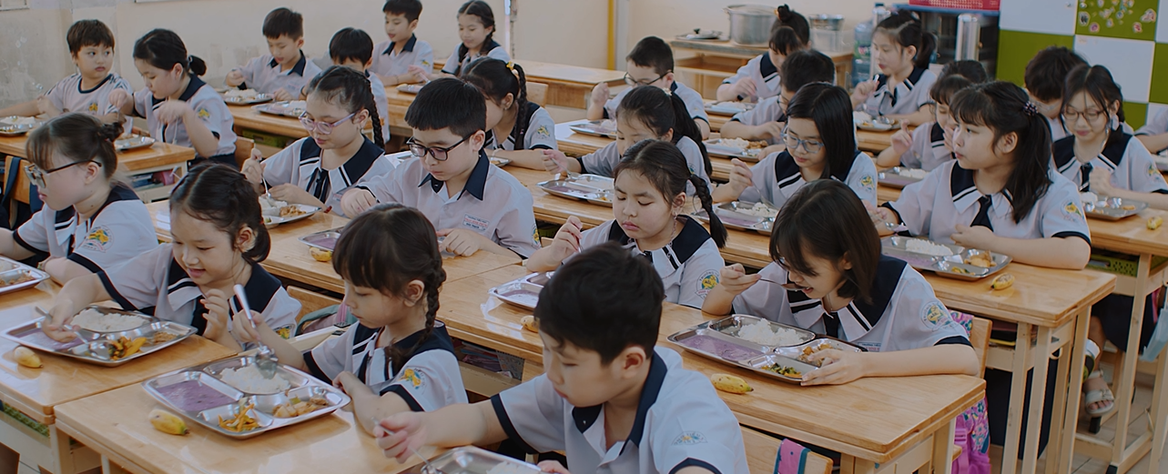 Học sinh trường tiểu học Phan Đình Phùng (Quận 3, HCM) dùng bữa theo thực đơn Dự án Bữa ăn học đường