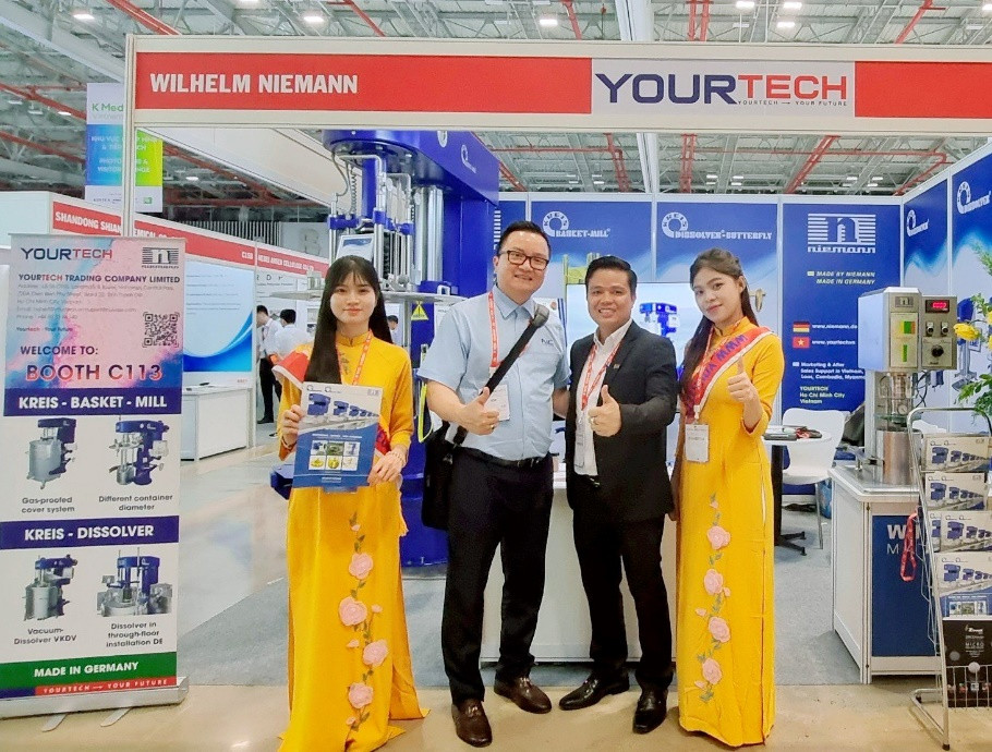 Ông Nguyễn Tiến Thắng (áo xanh) - Ủy viên Ban kiểm tra Hiệp hội VPIA tới thăm gian hàng doanh nghiệp công nghệ YOURTECH