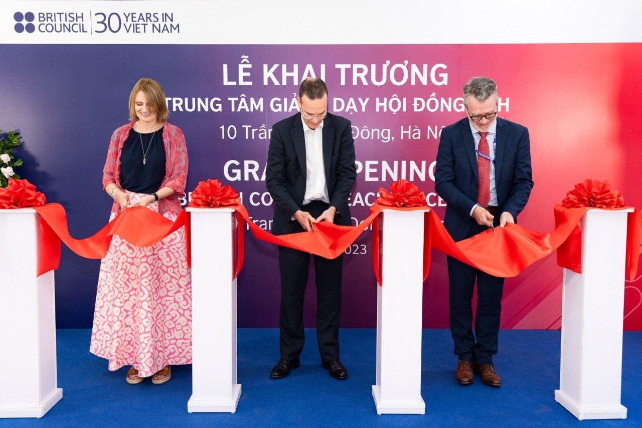 Bà Donna McGowan, ông Scott McDonald và ông Michael Little cắt băng khai trương trung tâm giảng dạy mới của Hội đồng Anh