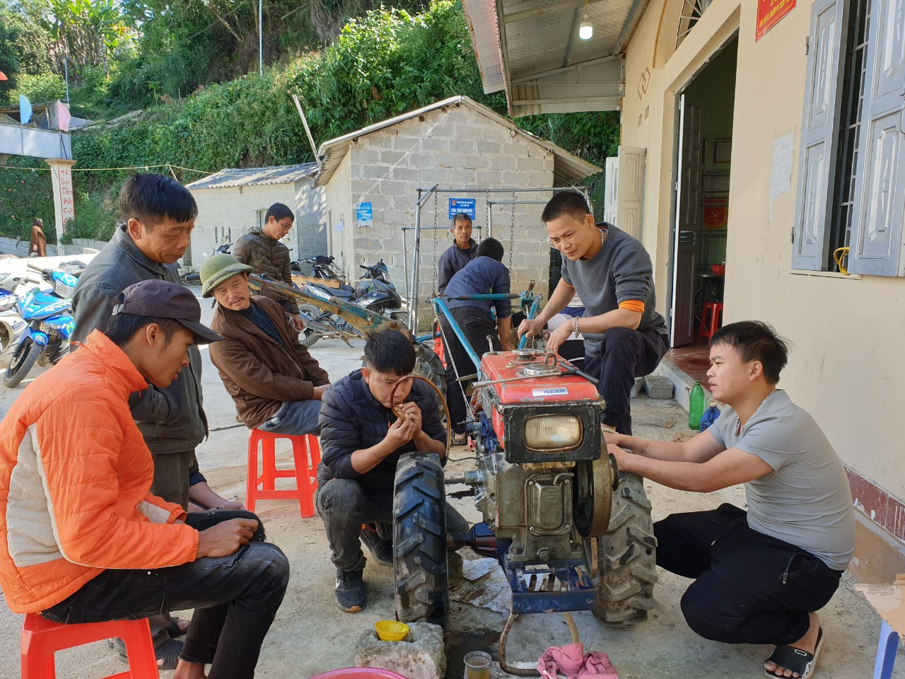 Người dân Cao Lộc hào hứng học nghề nông thôn .Ảnh: Duy Chiến Người dân Cao Lộc hào hứng học nghề nông thôn .Ảnh: Duy Chiến