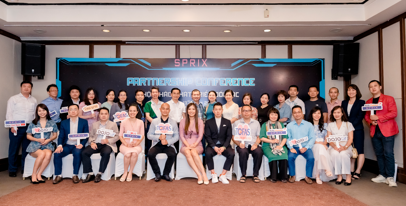 Ban lãnh đạo Sprix Việt Nam cùng hơn 50 đại diện các trường tiểu học, trung học và trung tâm giảng dạy ngoại khóa.