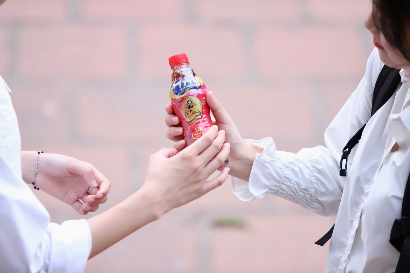 Hình những chai Trà thanh nhiệt Dr Thanh được các thí sinh chuyền tay nhau để thanh lọc cơ thể khỏi nóng trong người, đem lại cảm giác tươi mát đã trở nên quen thuộc với nhiều người. Hình những chai Trà thanh nhiệt Dr Thanh được các thí sinh chuyền tay nhau để thanh lọc cơ thể khỏi nóng trong người, đem lại cảm giác tươi mát đã trở nên quen thuộc với nhiều người.