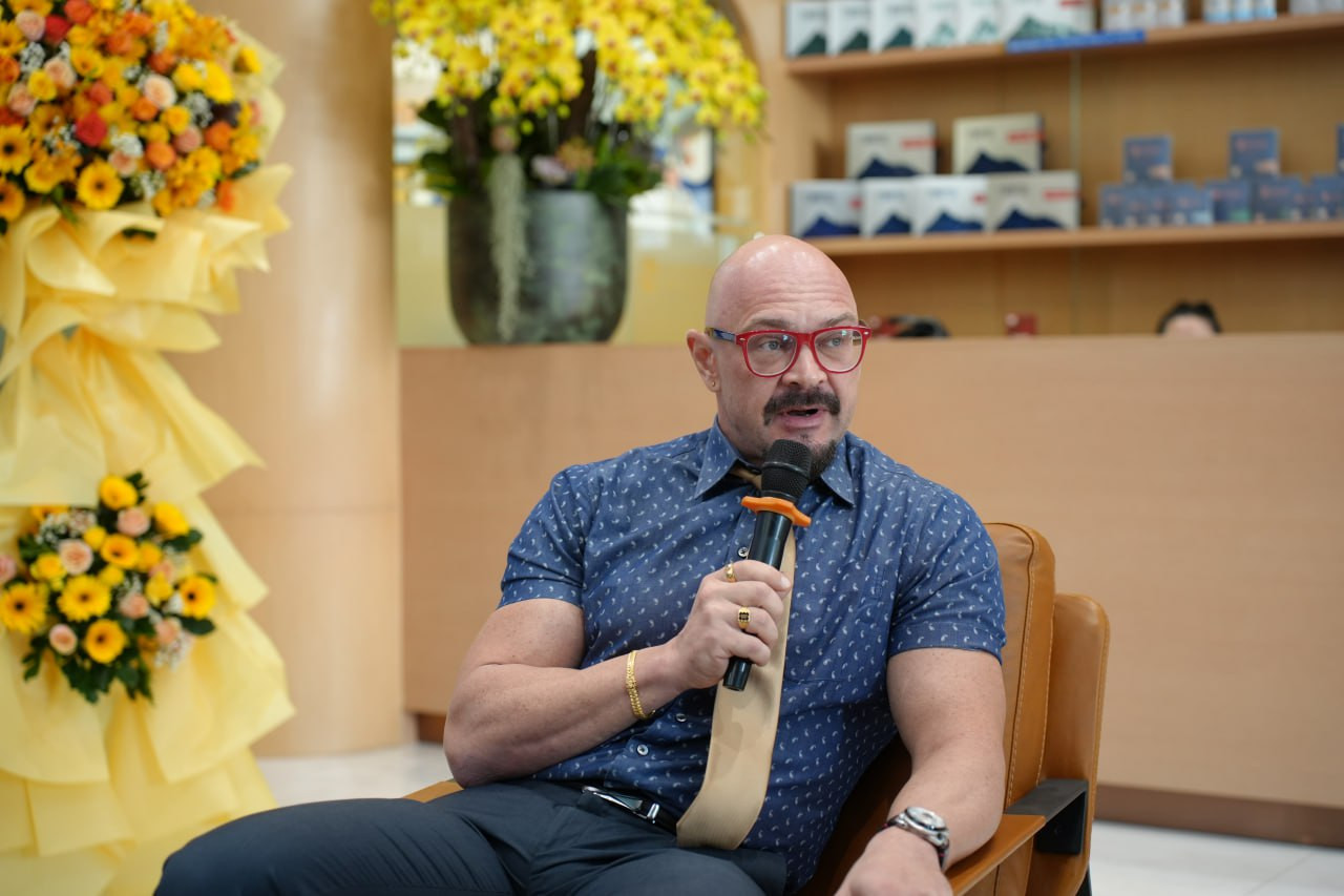 Ts. Dmytro Klokol chia sẻ những khó khăn khi xuất bản cuốn sách tại Việt Nam