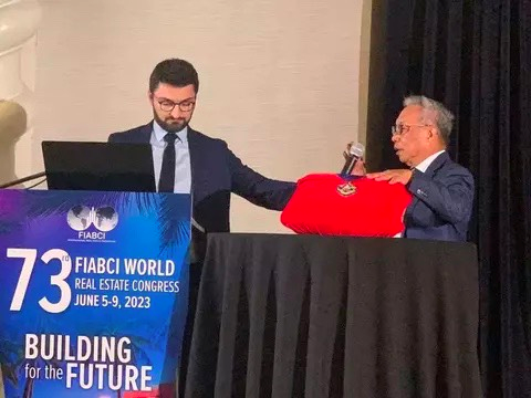 Ngài Budiarsa trong lễ nhậm chức FIABCI World tại Mỹ ngày 6/9/2023. Ngài Budiarsa trong lễ nhậm chức FIABCI World tại Mỹ ngày 6/9/2023.